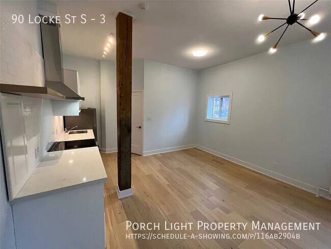 Photo du bâtiment - Locke St S Main Floor Private Laundry, Parking  and AC