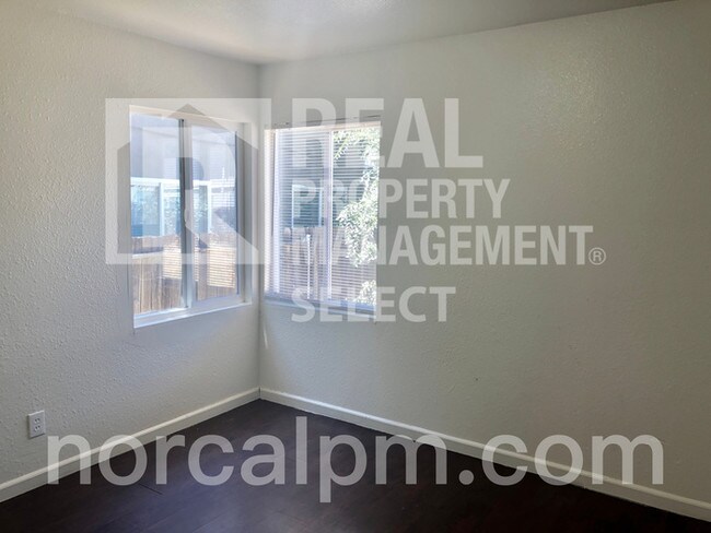 Building Photo - Great 2 bed 1bath duplex