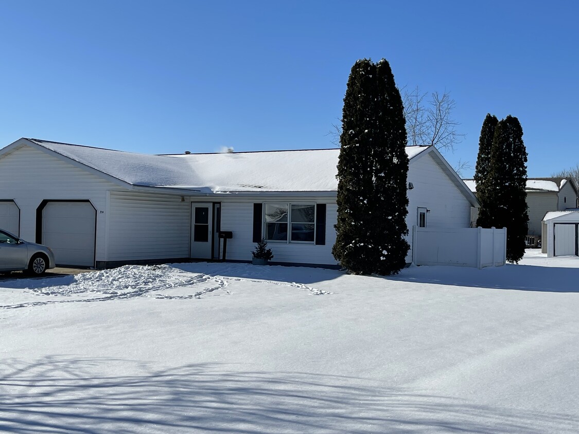 Primary Photo - 716 Randy Rd