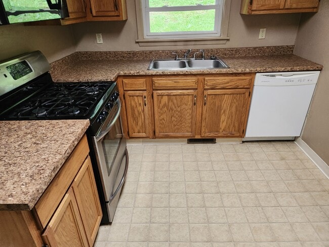 Kitchen - 391 Protzman St