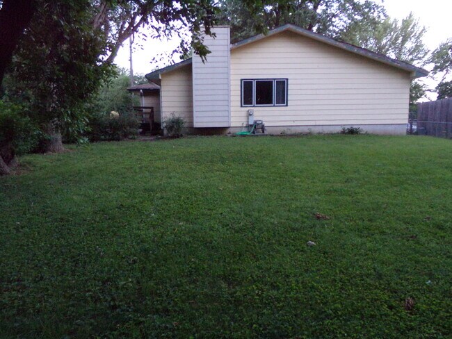 Building Photo - Very Large 4 BR Home Near Holmes Lake