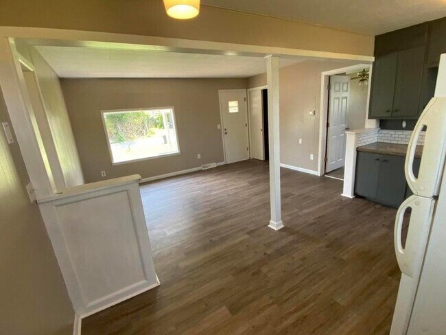 Foto del edificio - 114 E Russell St