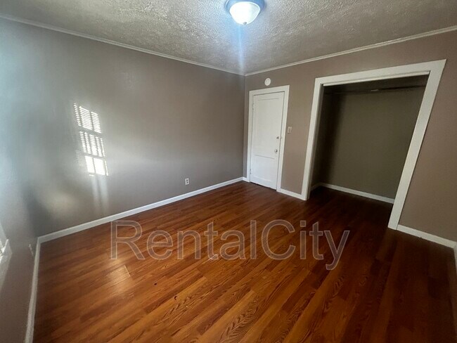 Building Photo - 2620 Mullins St