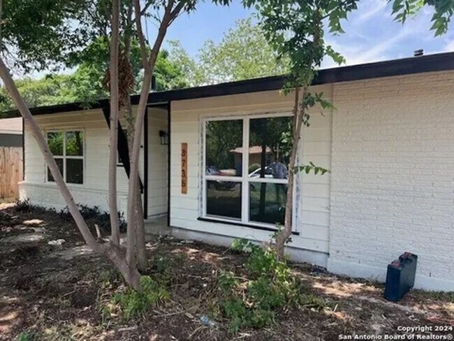 Foto del edificio - Charming 3-Bedroom Home in Wilshire Neighb...