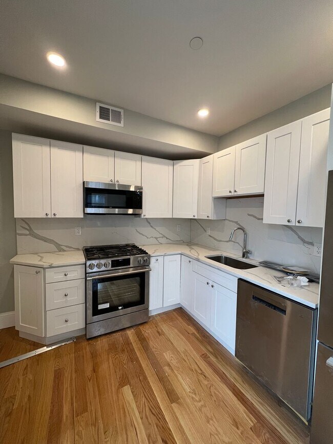 Building Photo - RARE 2 bed 2 bath..... Available in Somerville....