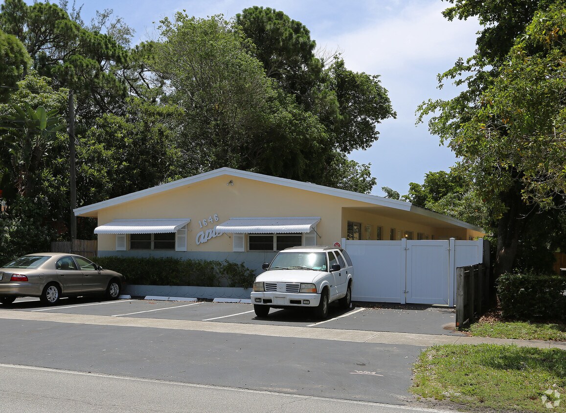 Primary Photo - 1646 Apartments