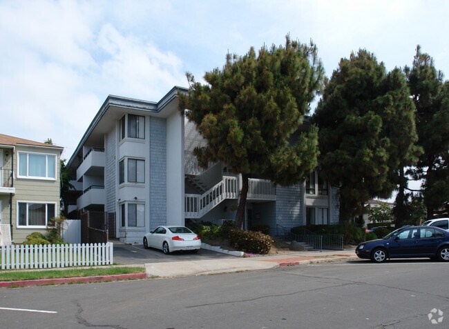 Building Photo - 870 Diamond St
