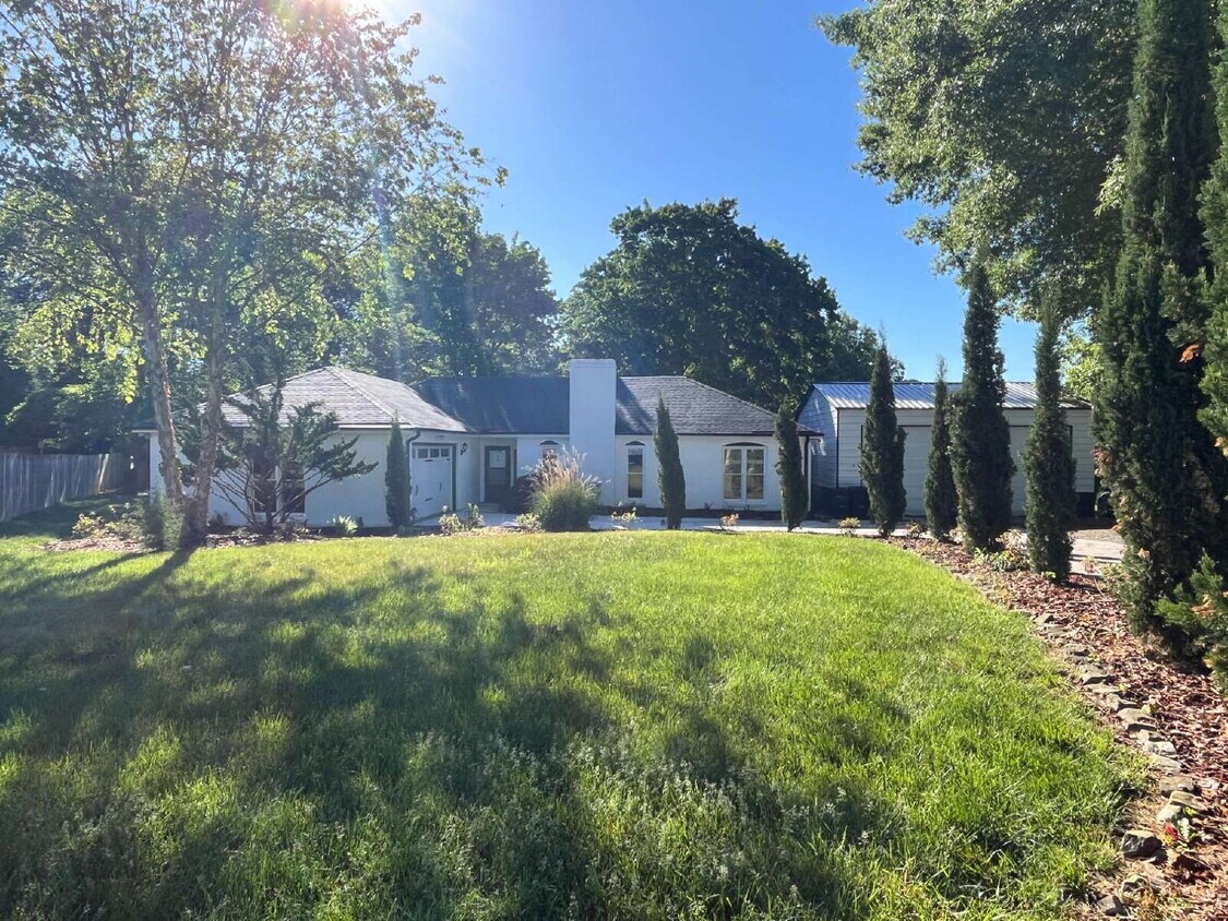 "Charming 3-Bedroom Retreat with Granite Elegance & Cozy Fireplace in Kernersville!" - "Charming 3-Bedroom Retreat with Granite Elegance & Cozy Fireplace in Kernersville!"