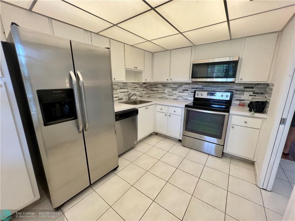 3800 Oaks Clubhouse Dr Unit 211, Pompano Beach, FL 33069 Condo for