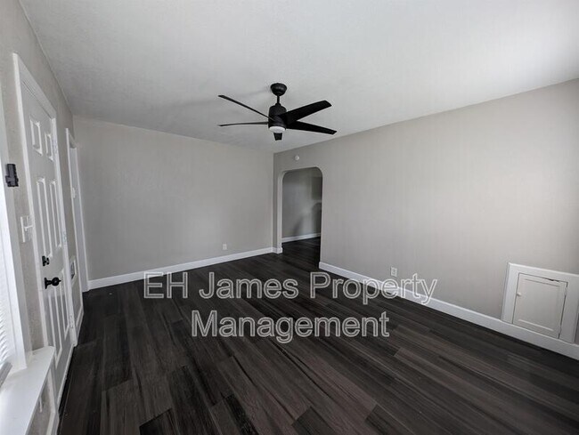 Foto del edificio - 2202 E 7th St