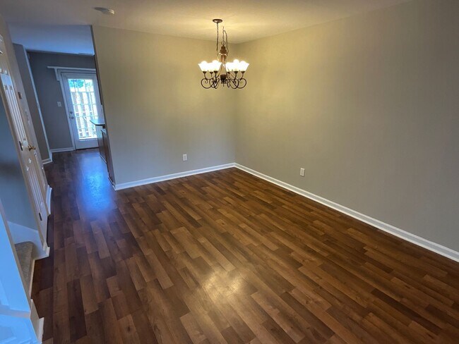 Foto del edificio - Charming Townhome in Greensboro