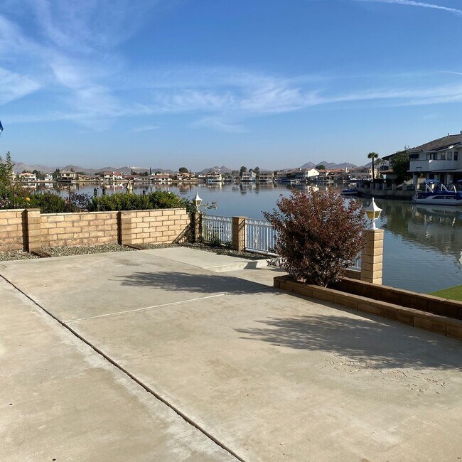 Foto del edificio - WATERFRONT SPRING VALLEY LAKE HOME!