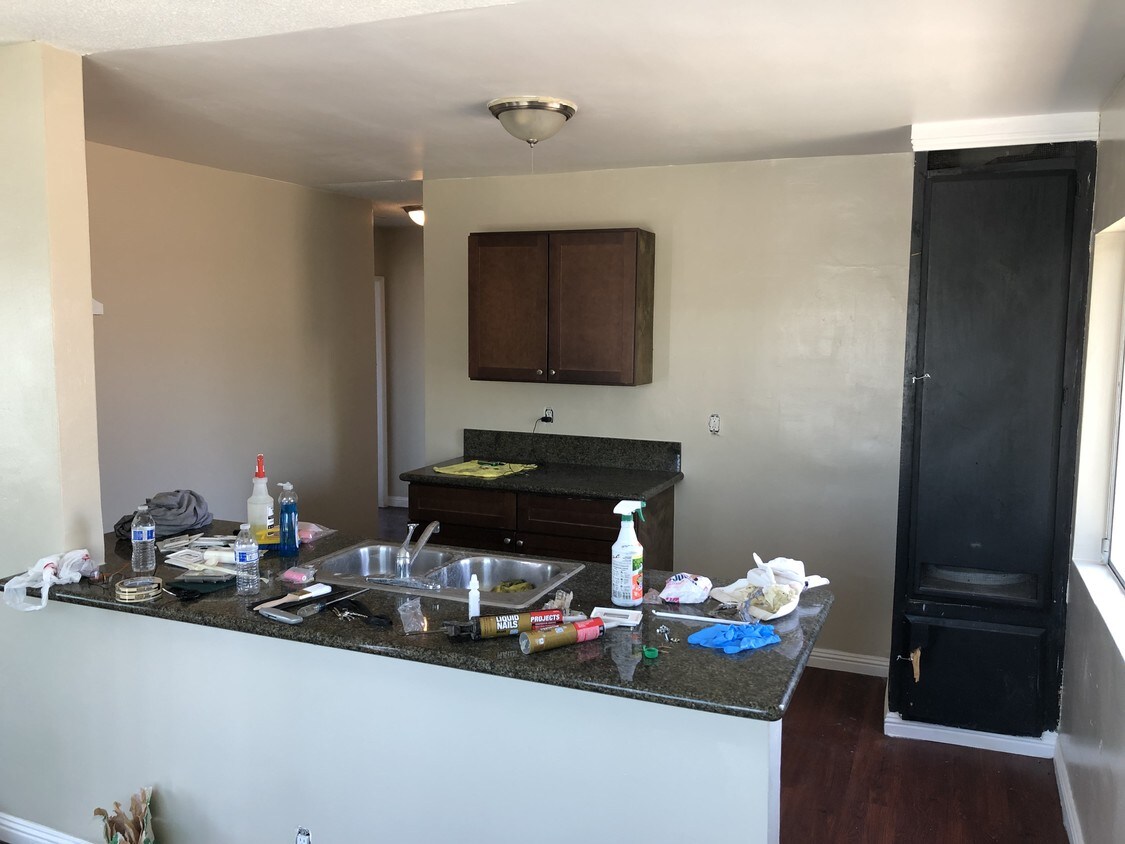Kitchen - 11151 Berendo Ave
