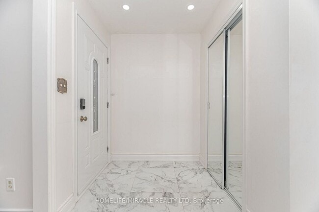 Building Photo - 765 Eaglemount Cres