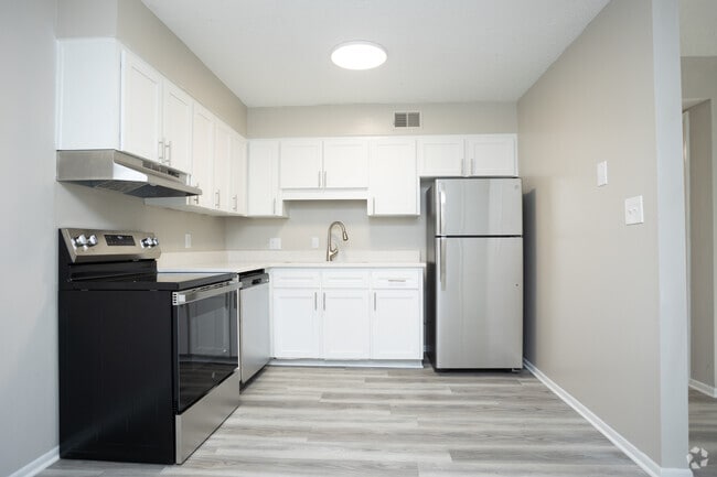 1BR, 1BA - 864SF - Kitchen - Hidden Park - SMP