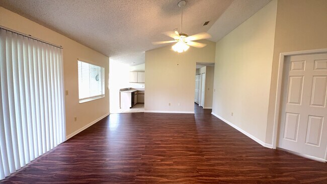 Foto del edificio - Fall in Love with this 3 Bed 2 Bath home i...