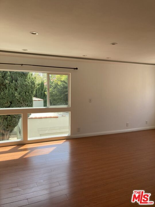 Foto del edificio - 348 Rexford Dr