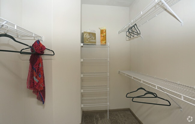 A1 Closet - Willow Creek Apartments