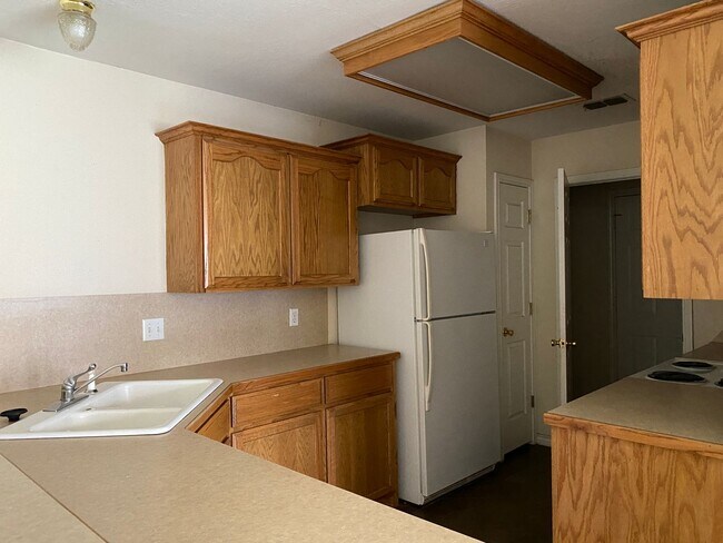 Foto del edificio - Duplex in Heritage Park! July 12th move in...