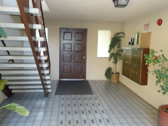 Building Photo - Tujunga Apartments
