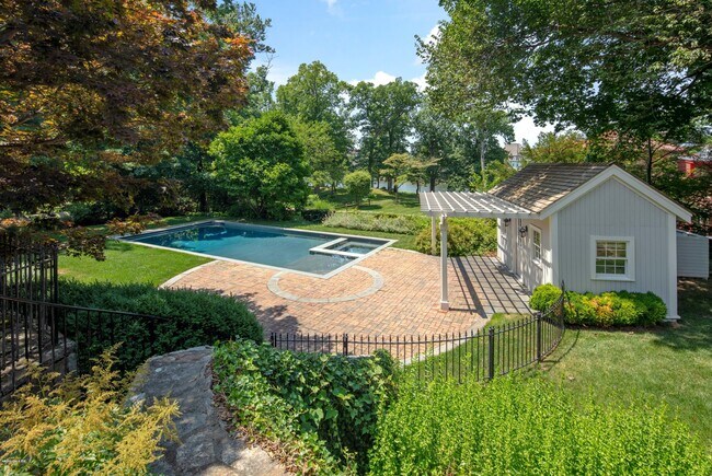 Building Photo - 2 Lakewood Cir S