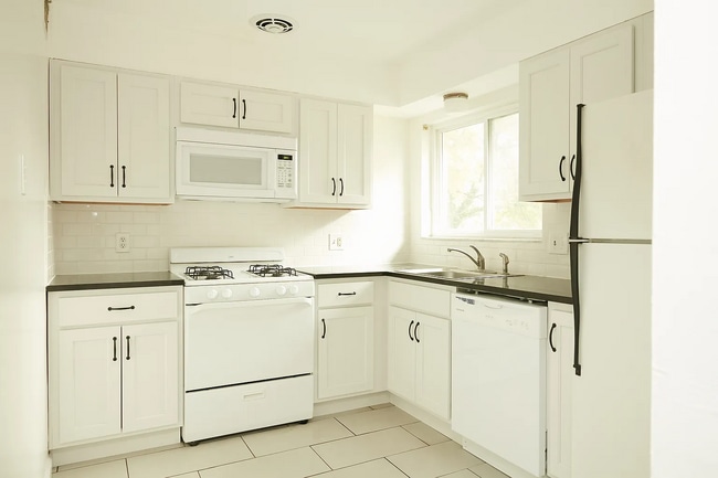 Kitchen - 5 S Big Bend Blvd Apartments