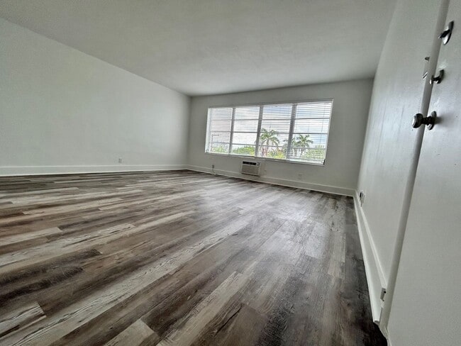 Building Photo - Spacious Studio Beach House Condo!