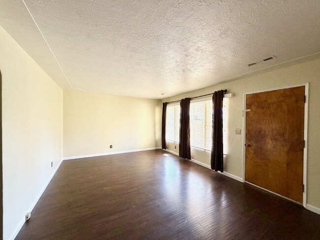 Foto del edificio - Charming Merced 2-Bedroom Gem in Spaghetti Acres