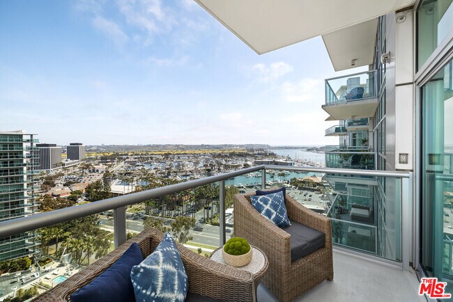 Building Photo - 13700 Marina Pointe Dr