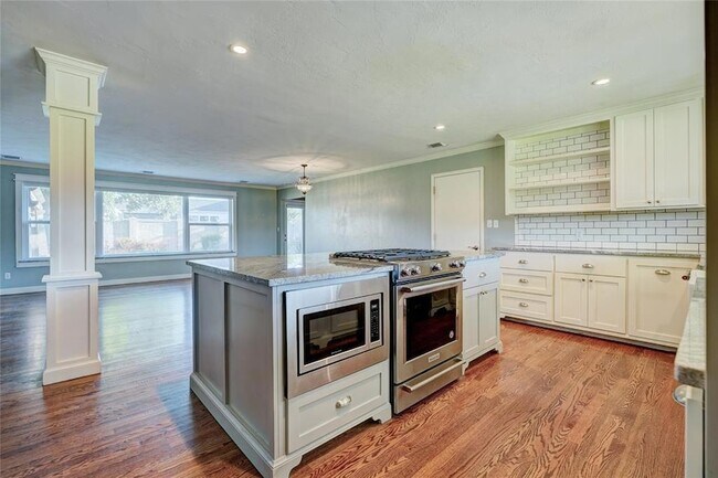 Foto del edificio - 2756 NW Grand Blvd