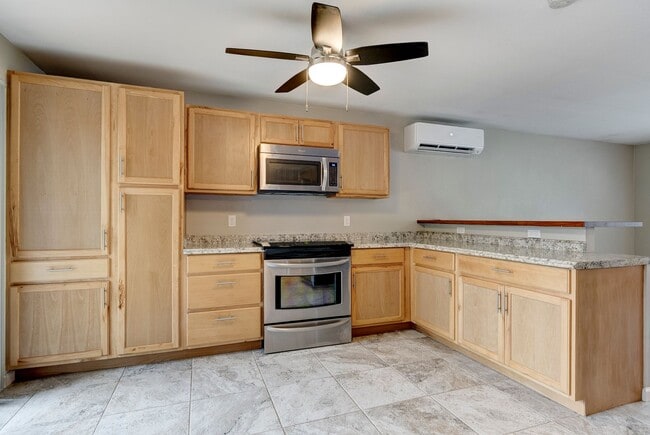 Foto del edificio - Updated 3 Bedroom, 2 Bath Home with Spacio...