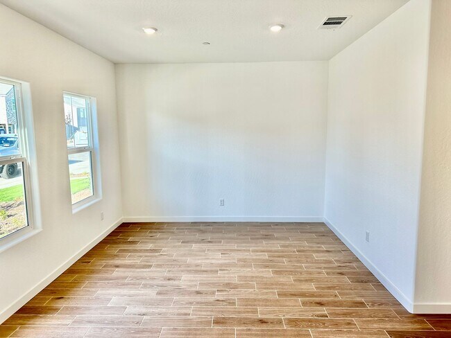 Foto del edificio - BRAND NEW 5 Bedroom Home In Riverstone Com...