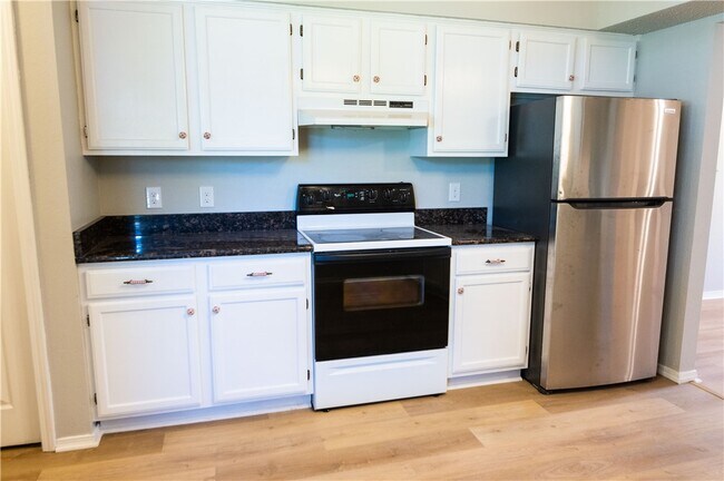 Building Photo - 654 Terry Ave