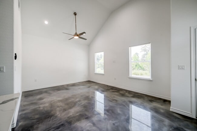 Building Photo - 837 Queenswood St