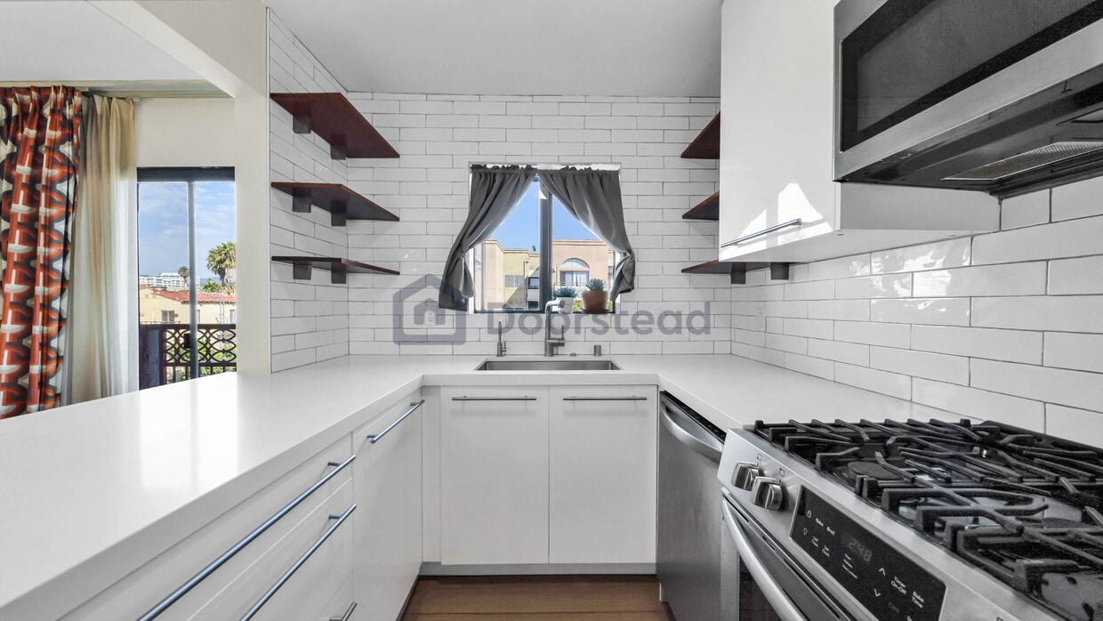 Foto principal - 1355 N Sierra Bonita Ave
