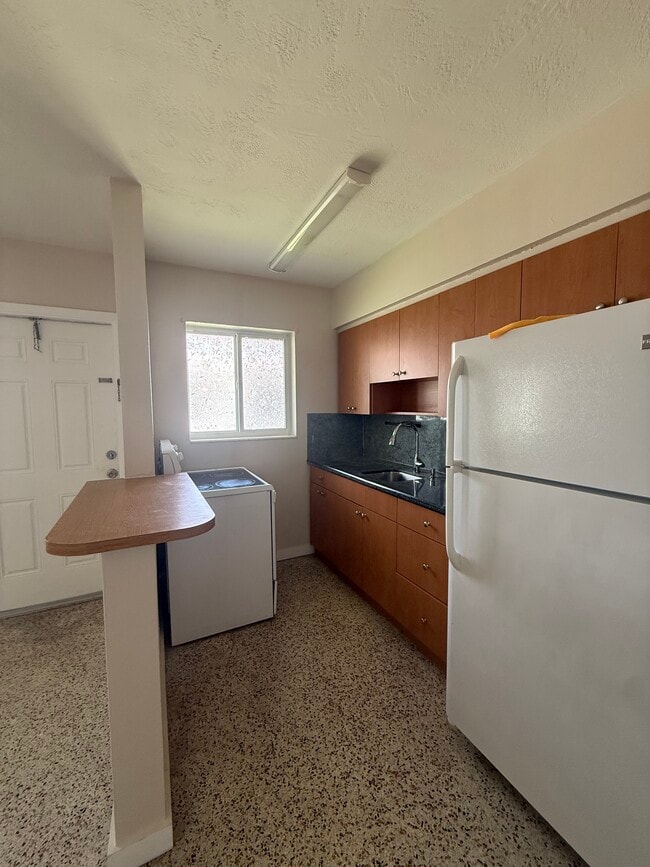 Foto del edificio - 1040 W 28th St