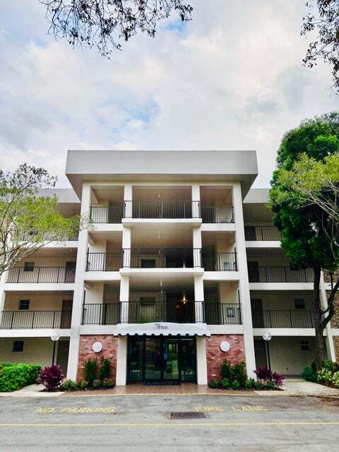 4 story lowrise, secure entrance lobby - 2900 N Palm Aire Dr