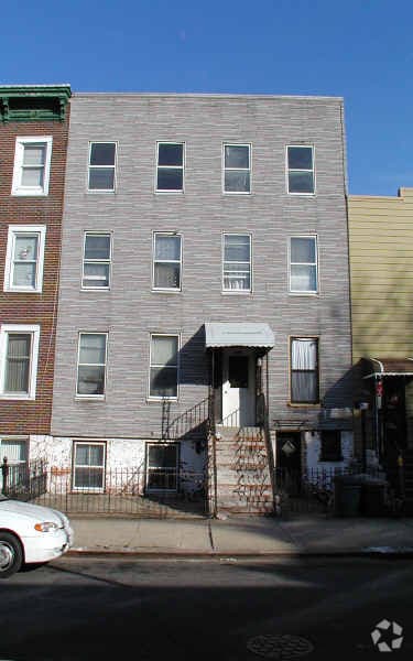 Primary Photo - 690 Leonard St