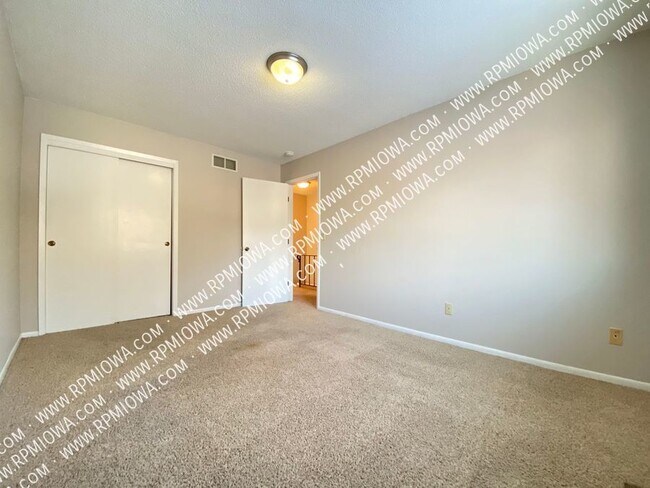 Building Photo - CHARMING DUPLEX! 3 Bedroom and 1.5 Bathroo...