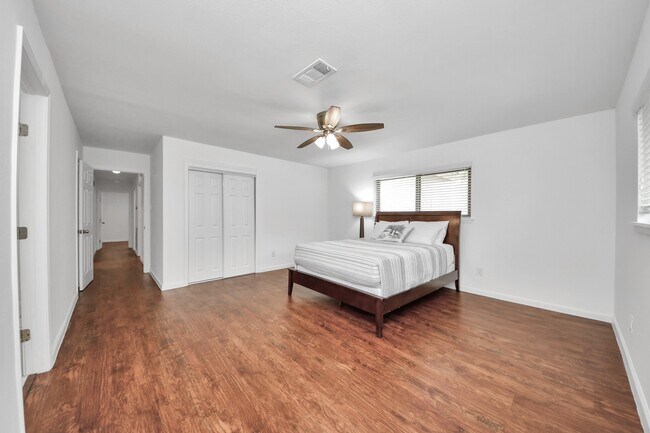 Foto del edificio - 5823 McKnight St