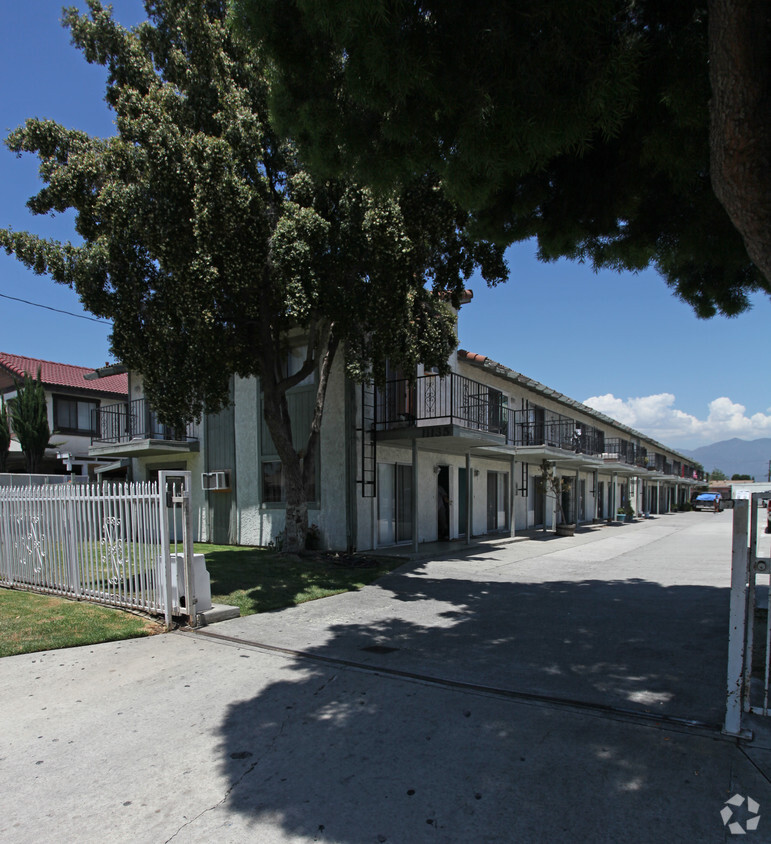 Primary Photo - 11135 Basye St