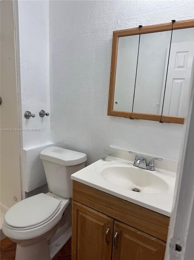 Foto del edificio - 717 SW 79th Ave