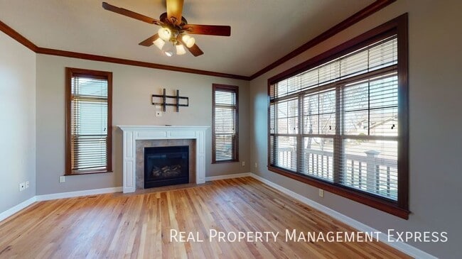 Foto del edificio - Beautiful 4 Bed 3.5 Bath House with 3-stall attached garage and fenced backyard on West side