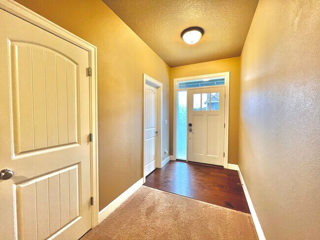 Building Photo - Don't Miss This Stunning Home in the Desir...