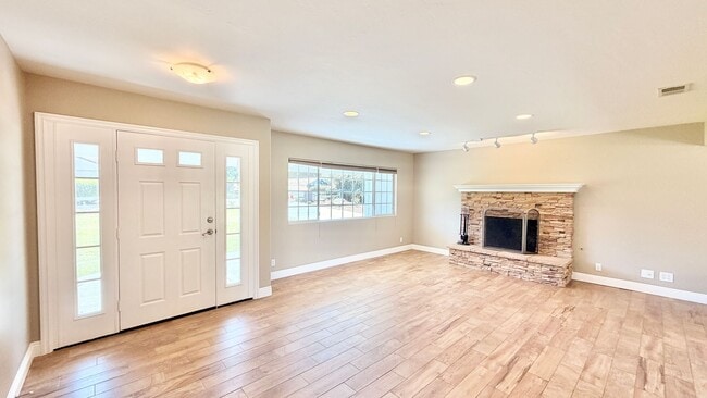 Foto del edificio - Lovely Single Story Home, Great Neighborhood, Amazing Yard Space, Close distance to Downtown Fall...
