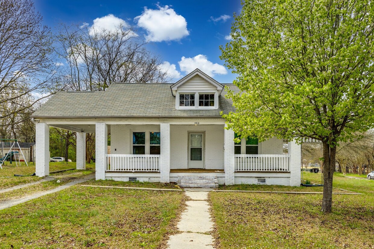 Foto principal - 2 Bedroom 1.5 bath All Brick Ranch in Rock...