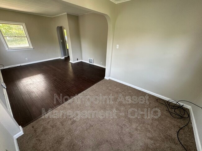 Building Photo - 254 Bowmanville St