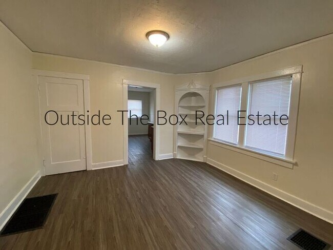 Building Photo - Two Bedroom Ranch in Westwood!