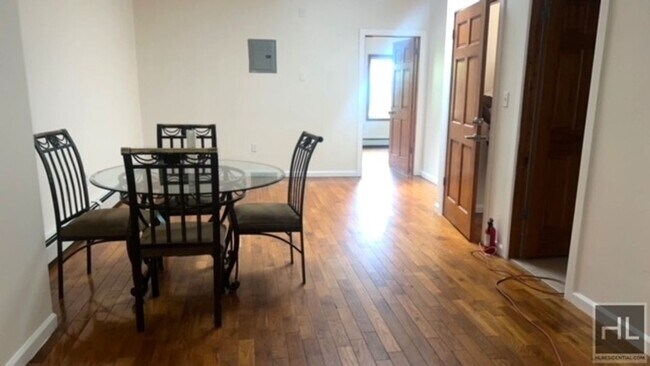 Building Photo - VERY SUNNY AND LARGE 3 BEDROOMS QUINCY STR...