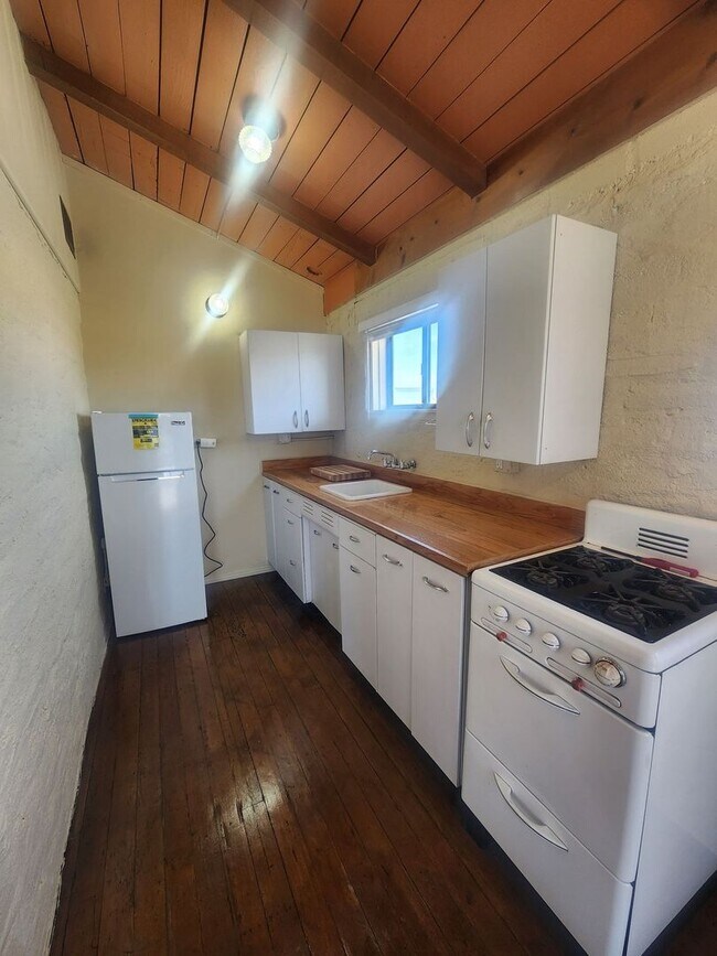 Foto del edificio - Charming One Bedroom Cottage COMING THIS A...